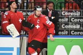 Mathias Seger (r.) will weiterhin für die Schweiz spielen.