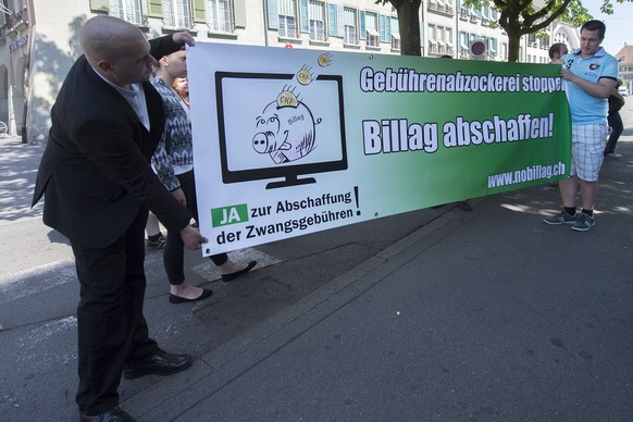 Men Moser, Praesident Junge SVP Stadt Bern, links und Anian Liebrand, Praesident Junge SVP Schweiz, praesentieren das Billag - Transparent, anlaesslich der Medienkonferenz, &quot;No Billag: Ja zur Abs ...