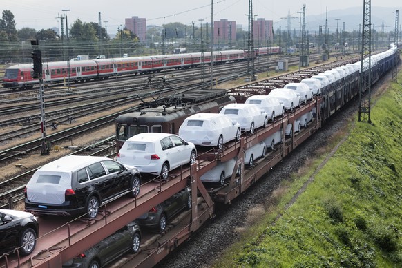 Eine Gueterzug voll beladen mit Neuwagen der Marke Volkswagen, VW, faehrt am Donnerstag, 1. Oktober 2015, beim Badischen Bahnhof der Deutschen Bahn richtung Basel, Schweiz.
(KEYSTONE/Gaetan Bally)