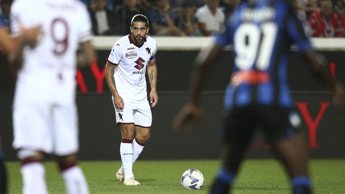 Torino's Ricardo Rodriguez prepares to take a free kick during the Serie A soccer match between Atalanta and Torino at Gewiss Stadium in Bergamo, Italy, Thursday Sept. 1, 2022. (Spada/LaPresse vi ...