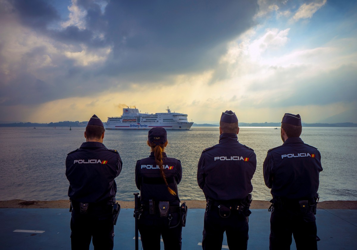 epa07111019 Spanish National Police officers keep watch at the port of Santander, northern Spain, 22 October 2018. The Response Brigades Against Clandestine Immigration's (BRIC) border mobile uni ...
