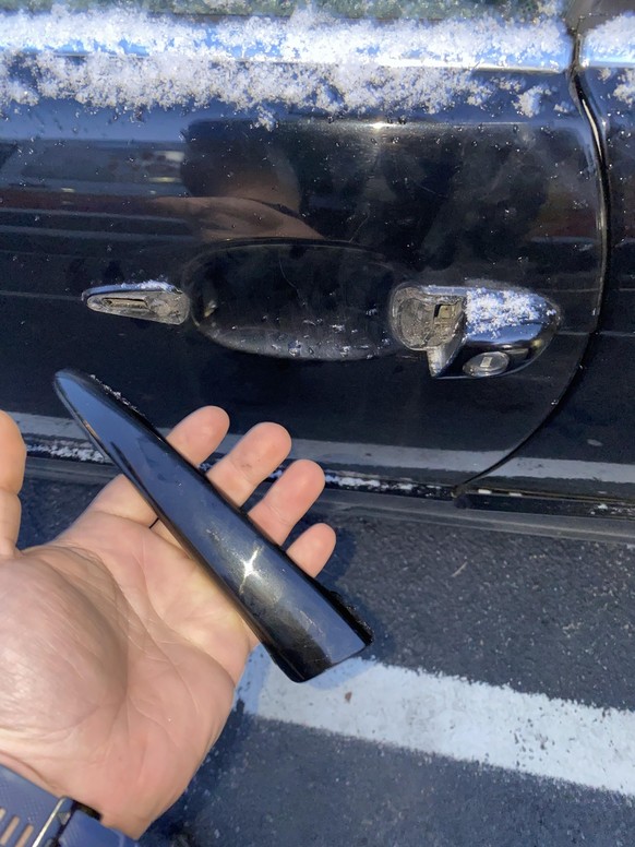Car door failure: the latch falls off