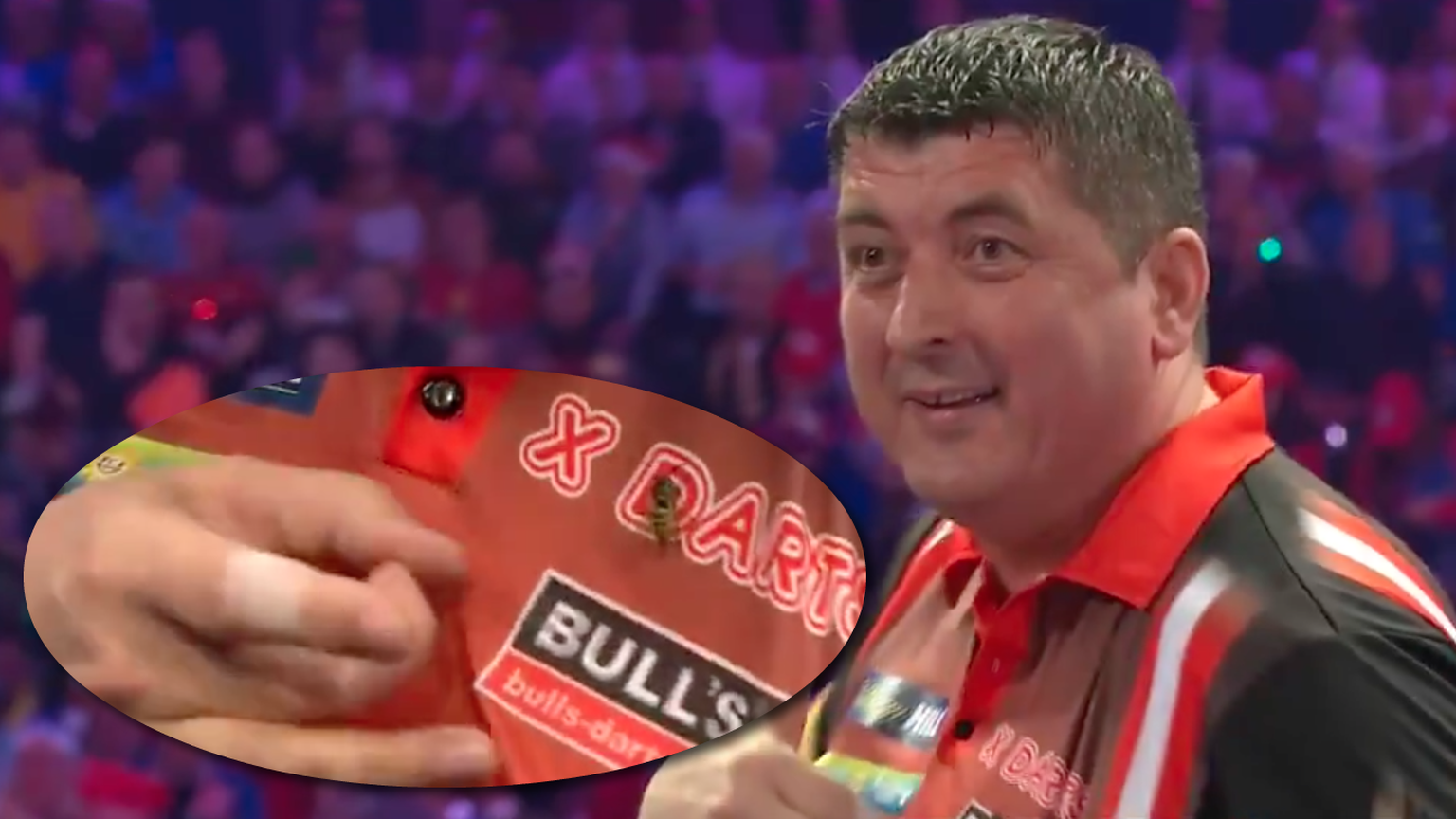 Suljovic und die Wespe, die es sich auf seinem Shirt bequem gemacht hat.