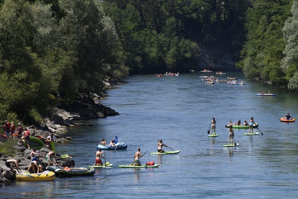 People on inflatable boats and stand up paddle, enjoy the sun on the Aare River at Uttigen, between Thun and Bern, Switzerland, during the sunny and warm weather, Monday, June 1, 2020. (KEYSTONE/Antho ...