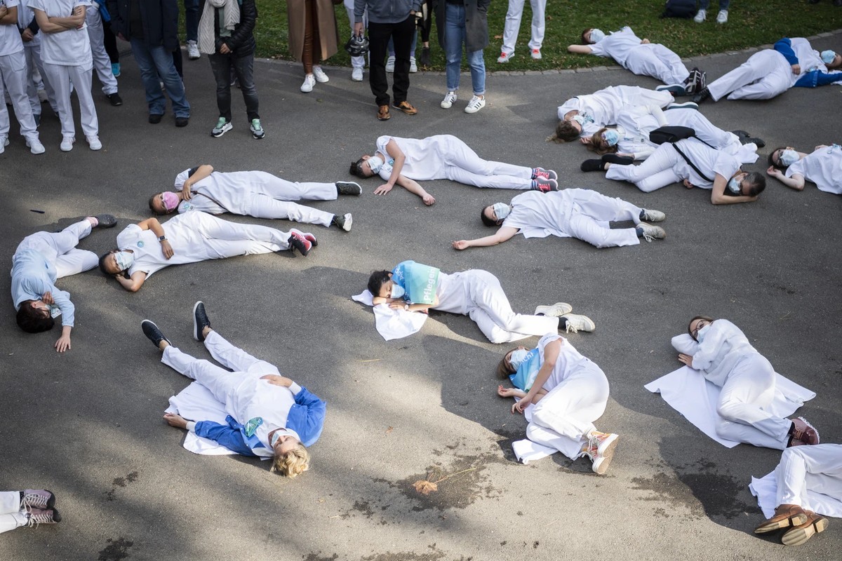 Mardi, le personnel soignant de l'hôpital universitaire de Zurich a manifesté pour de meilleures conditions de travail et l'initiative sur les soins infirmiers.