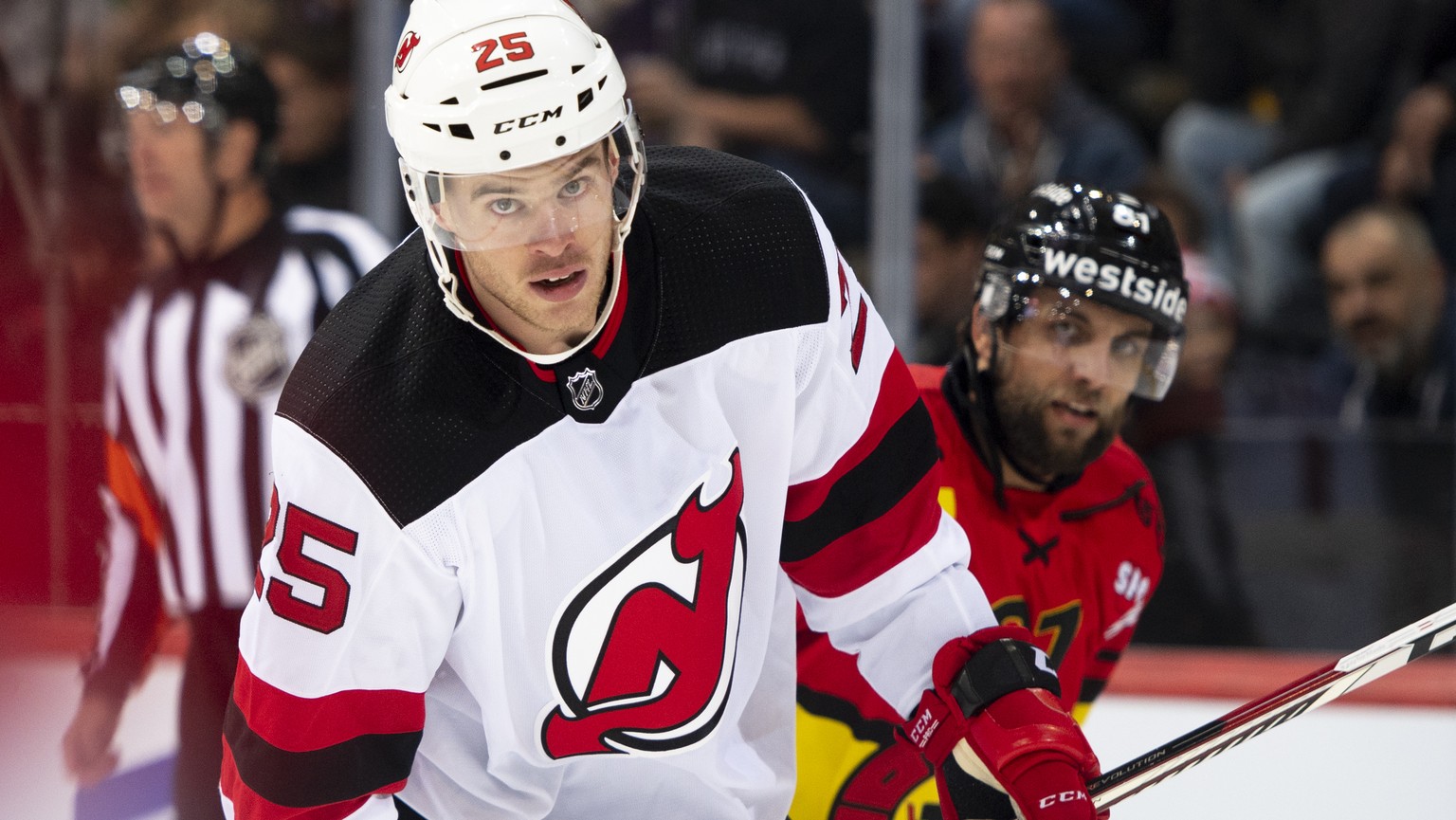 New Jersey Devils Mirco Mueller, left, pictured next to Berns Thomas Ruefenacht, right, during a NHL friendly game between Switzerland&#039;s SC Bern and New Jersey Devils, this Monday, October 1, 201 ...