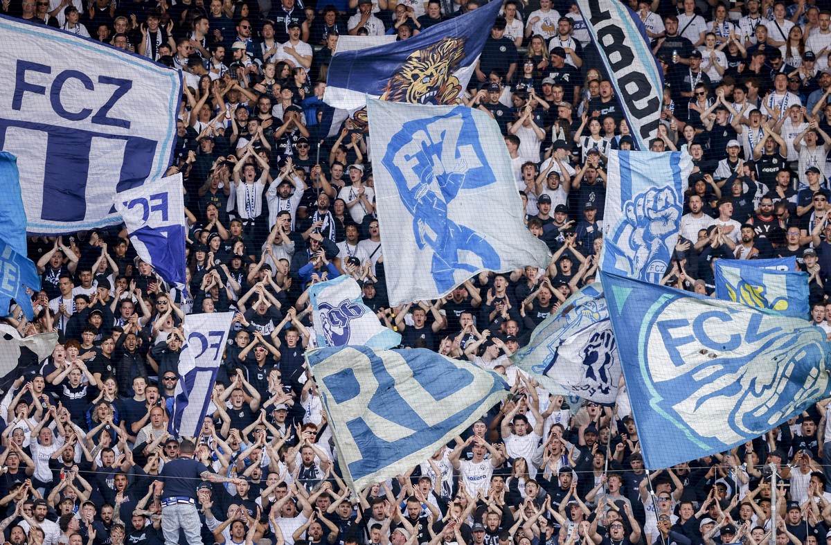 FCZ Fans in der Suedkurve waehrend dem Meisterschaftsspiel der Super League zwischen dem FC Zuerich und den BSC Young Boys am Sonntag, den 5. Mai 2024, im Letzigrund Stadion in Zuerich. (KEYSTONE/Chri ...