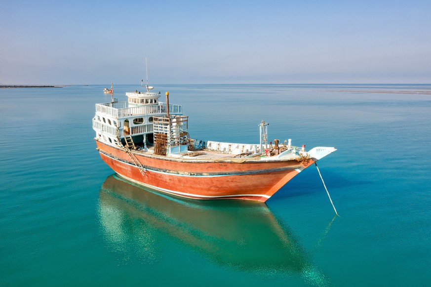 Hat derzeit nicht viel zu tun: Ein traditionelles Lenj-Fischerboot vor der Küste von Gheschm.