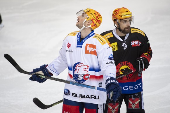 Zuerichs Topscorer Maxim Noreau, links, und Berns Top Scorer Mark Arcobello, rechts, fotografiert, beim Eishockey Meisterschaftsspiel der National League zwischen dem SC Bern und den ZSC Lions, in der ...