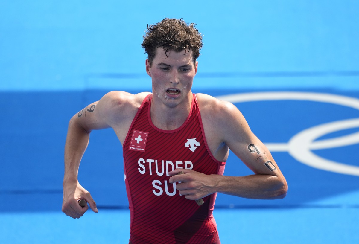 ARCHIVBILD ZUR STORY ZU MAX STUDER, AM FREITAG, 12. AUGUST 2022 - epa09380861 Max Studer of Switzerland crosses the finish line in the Triathlon Mixed Relay of the Tokyo 2020 Olympic Games at the Odai ...