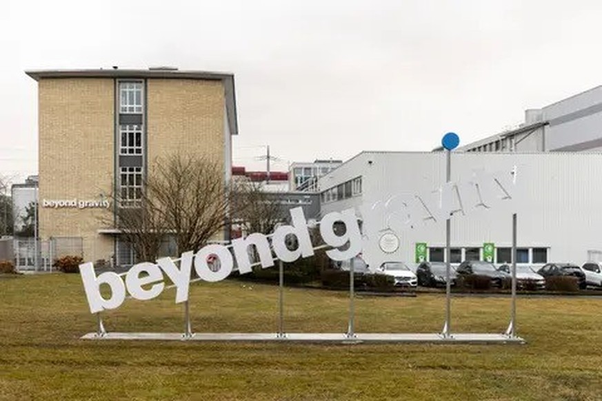 Das neue Logo von Beyond Gravity, der ehemaligen Ruag Space, vor dem Hauptsitz an unscheinbarer Lage in Zürich-Seebach. Bald folgt jedoch der Umzug an den luxuriösen Standort im Circle des Flughafens  ...