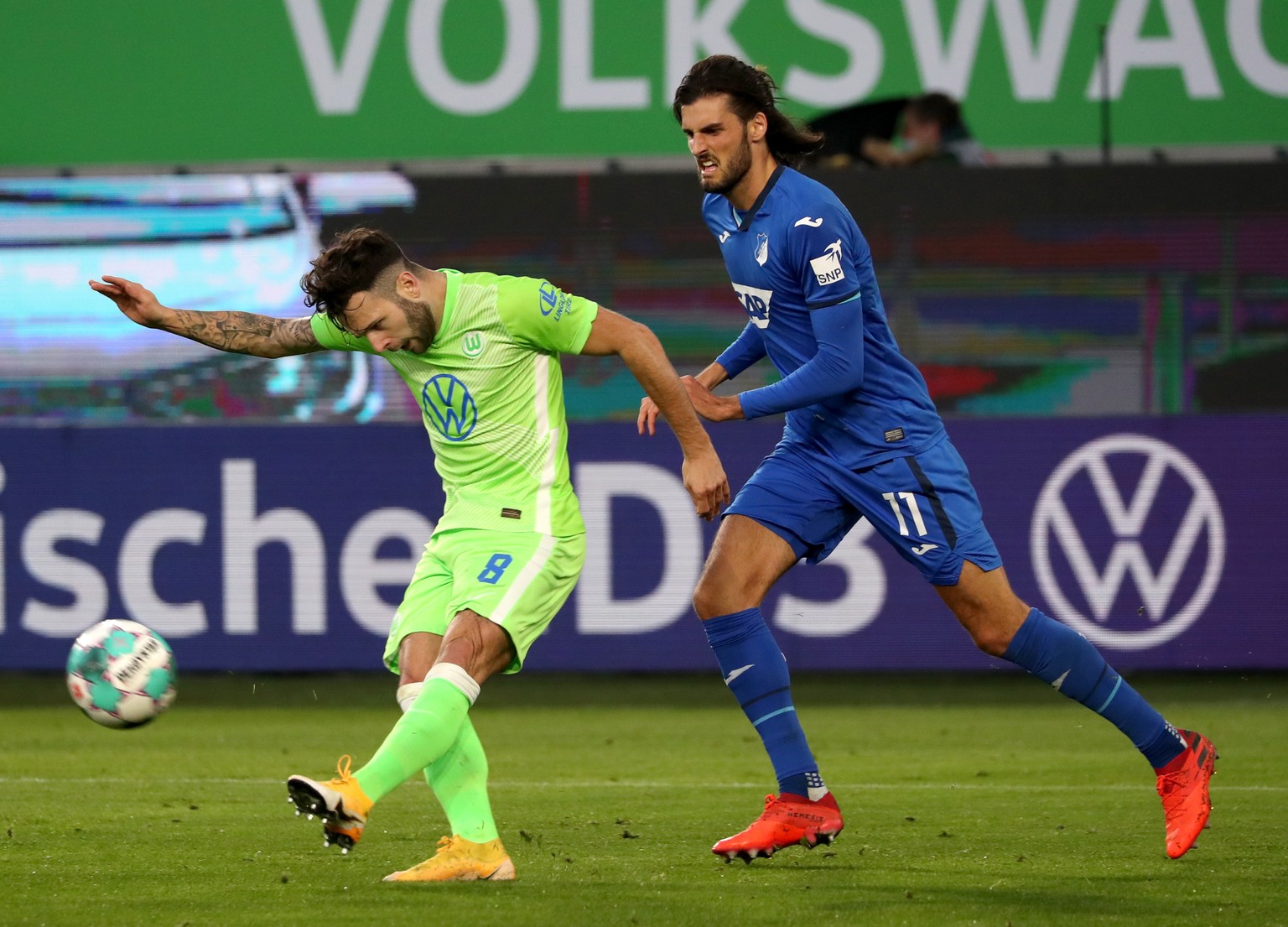 epa08807859 Wolfsburg&#039;s Renato Steffen (L) and Hoffenheim&#039;s Florian Grillitsch (R) in action during the German Bundesliga soccer match between VfL Wolfsburg and TSG 1899 Hoffenheim in Wolfsb ...