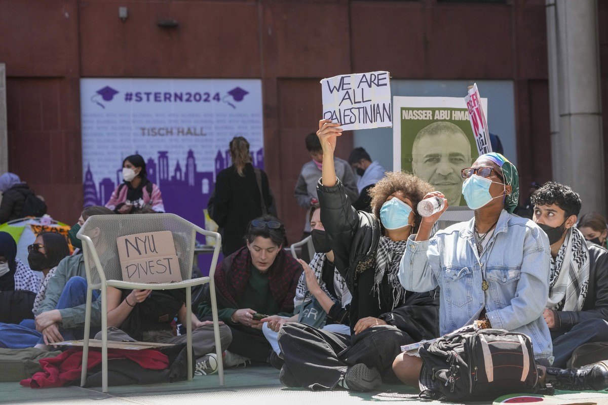 Des étudiants de l'université de New York et des sympathisants pro-palestiniens se rassemblent devant la New York University (NYU), mardi.