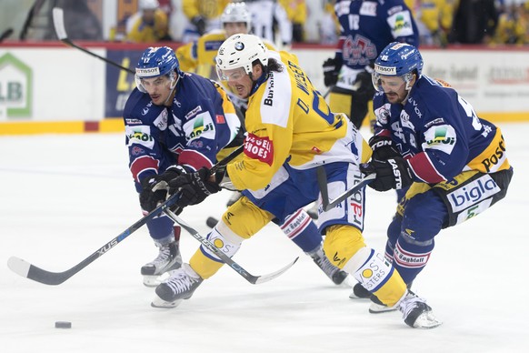 Der HCD mit Dino Wieser läuft sich in der Bieler Abwehr fest.