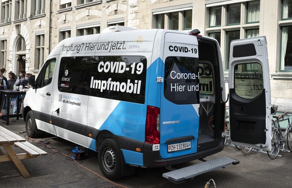 Pflegepersonal des Covid-19-Impfbusses des Kantons Zuerich impft Schueler und Schuelerinnen des Gymnasiums Wiedikon (KWI) mit dem Moderna-Impfstoff, am Dienstag, 7. September 2021, in Zuerich. Seit Au ...