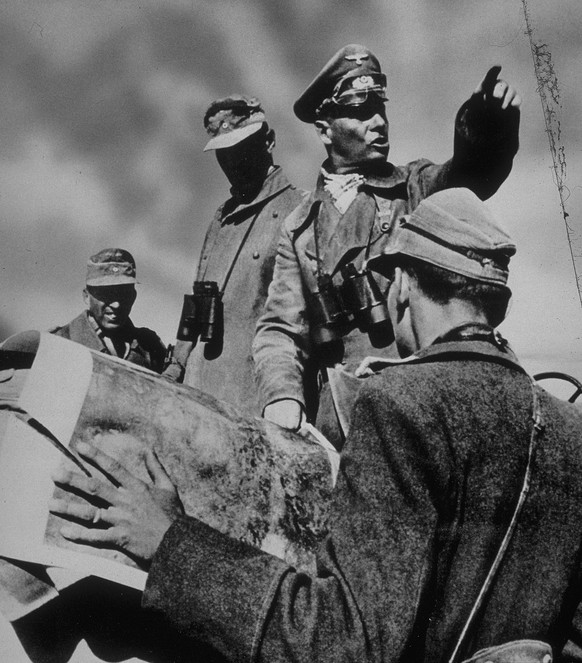 1943: Field Marshal Erwin Rommel (1891 - 1944) giving orders to his officers in the North African campaign. (Photo by MPI/Getty Images)