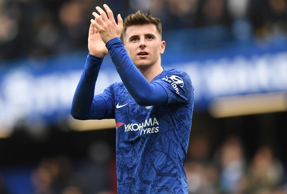 epa08237652 Chelsea&#039;s Mason Mount greets supporters at the end of the English Premier league soccer match between Chelsea and Tottenham Hotspur held at Stamford Bridge in London, Britain, 22 Febr ...