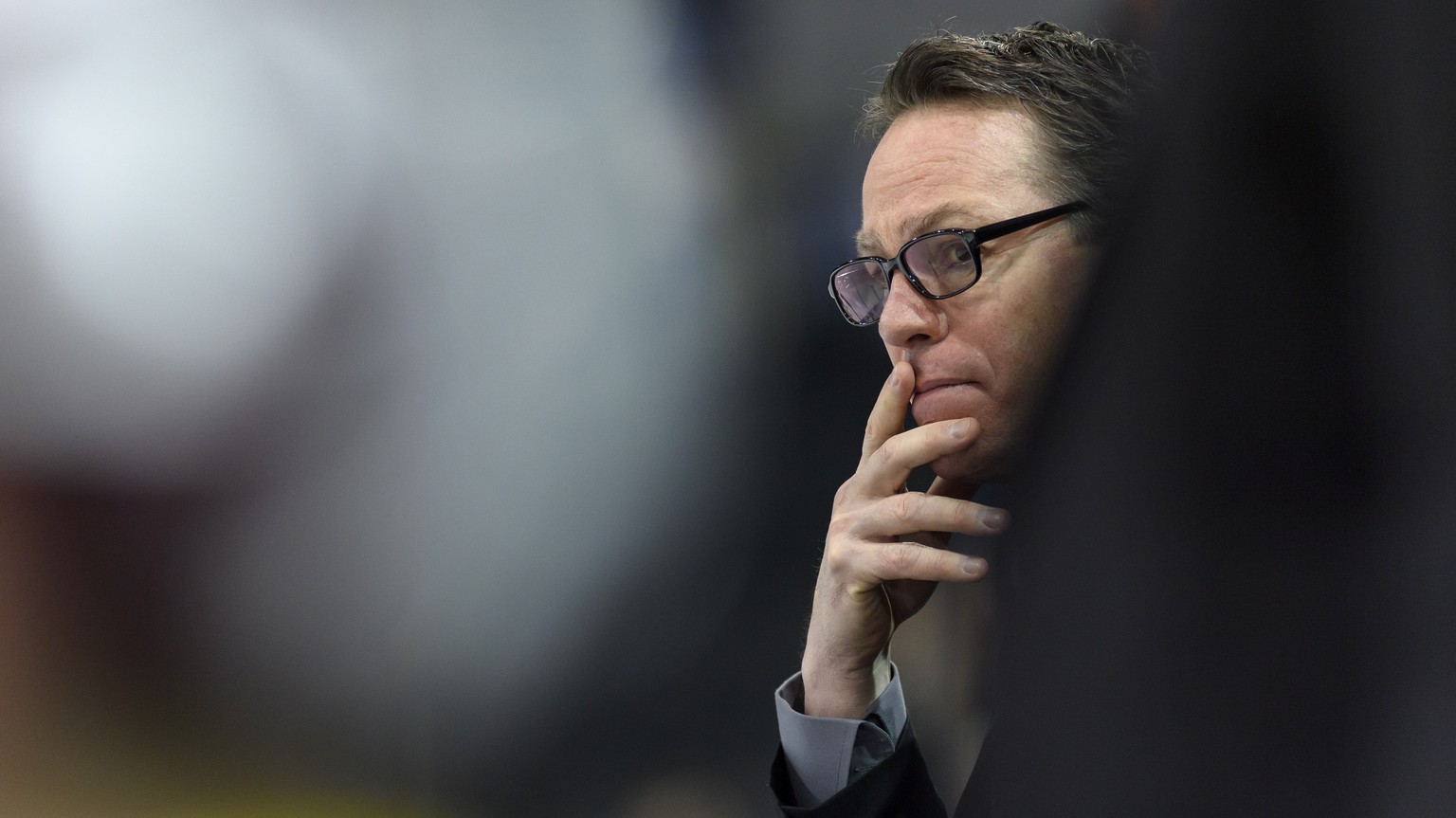 Le coach du Geneve Servette HC, Chris McSorley, reagit, lors du 4eme match du quart de finale de play off du championnat suisse de hockey sur glace de National League LNA, entre le Geneve Servette HC  ...