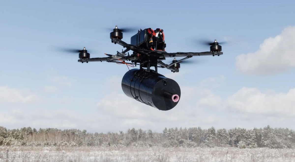 Un drone équipé d'une bobine à fibre optique (image d'archive) : il est immunisé contre les dispositifs de brouillage ennemis.
