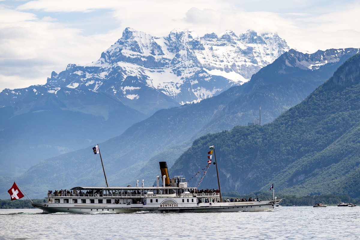 Le bateau "Montreux" de la flotte Belle Epoque de la CGN, evolue sur le lac Leman lors de la Parade navale annuelle le dimanche 26 mai 2024 au large de Vevey et de La Tour-de-Peilz. (KEYSTON ...