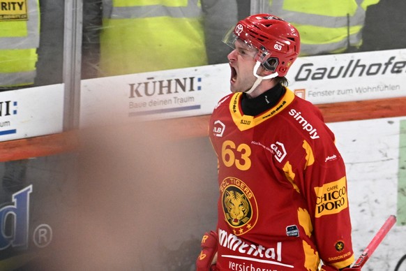 Tigers Dario Rohrbach, Torschuetze zum 2:1 jubelt beim Eishockey-Qualifikationsspiel der National League, zwischen den SCL Tigers und dem HC Fribourg-Gotteron, am Mittwoch, 4. Dezember 2024, in der Em ...