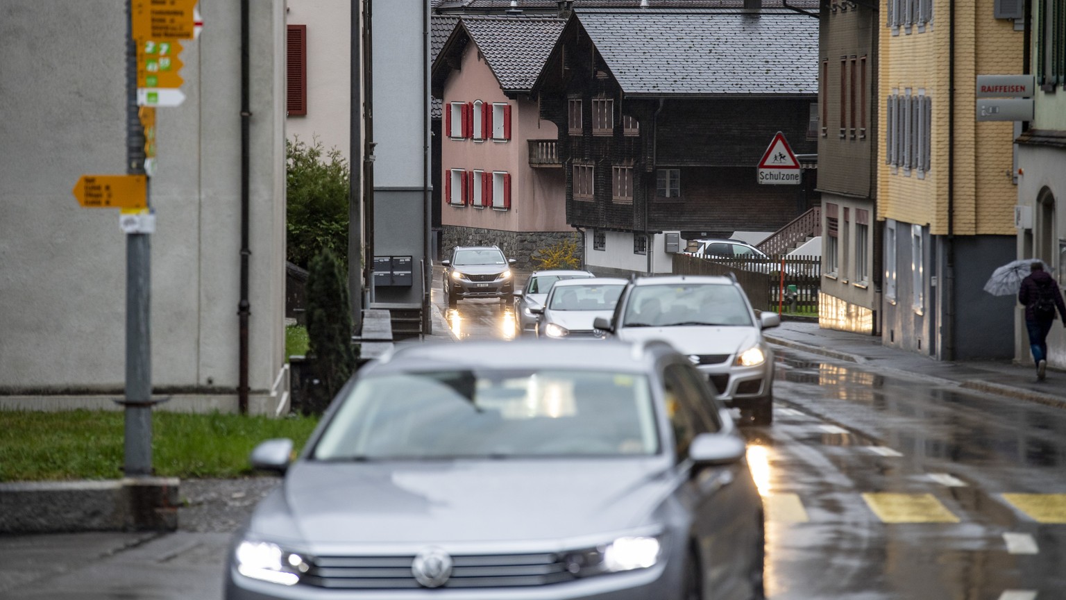 Automobilisten umfahren des Stau durch das Dorf Amsteg. Reiseverkehr am Wochenende vor Ostern staut sich bei der Autobahneinfahrt Wassen in Richtung Sueden vor dem Gotthard- Tunnel zwischen Gueschenen ...
