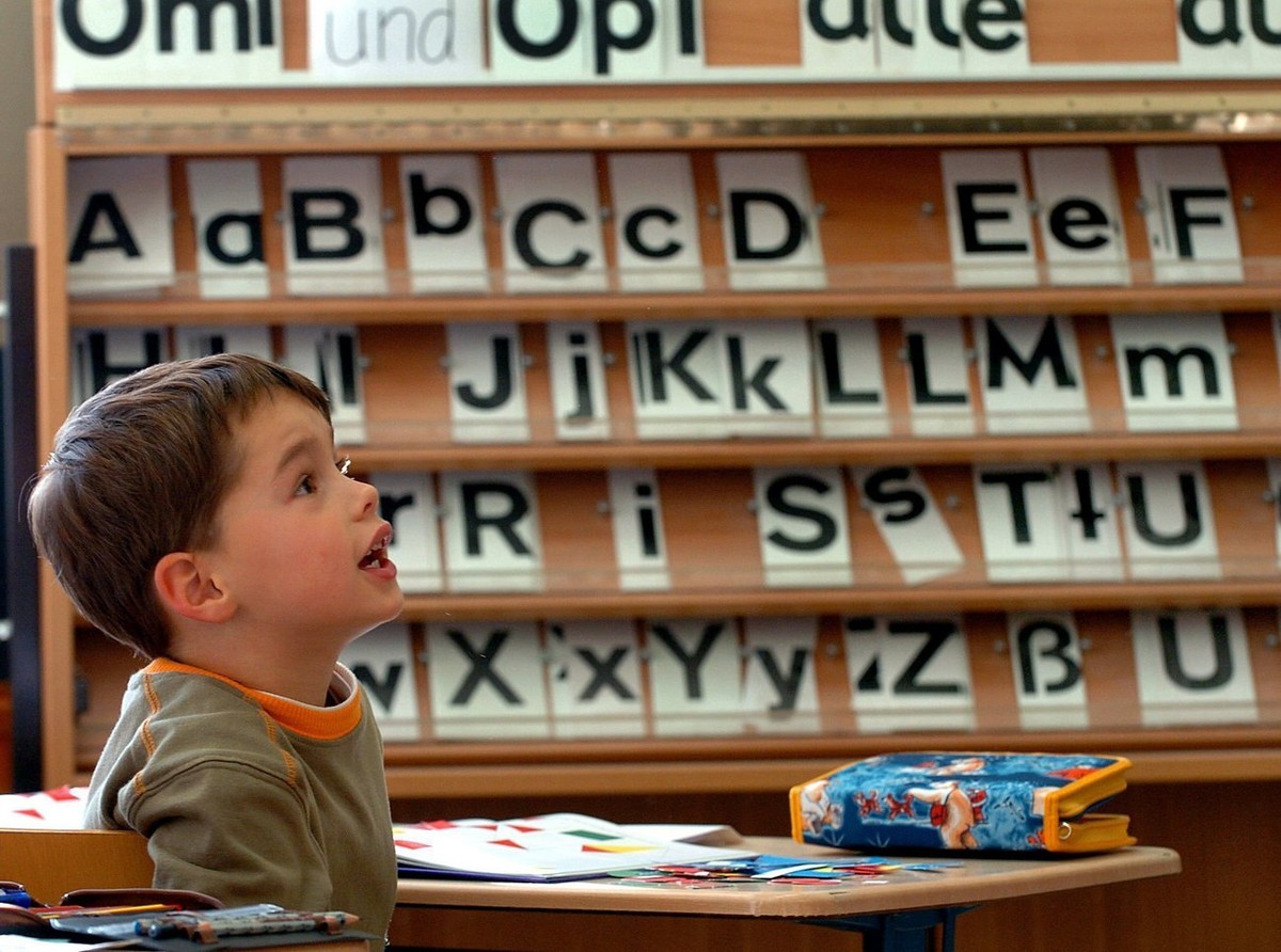 First grader Jakob pays close attention to the German lesson in the 'Friedensschule' in Schwerin, Germany, October 7, 2004. (KEYSTONE/EPA/DPA/Jens Buettner)
