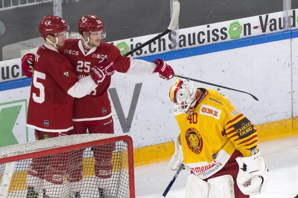 l&#039;attaquant lausannois Tyler Moy, gauche, et l&#039;attaquant lausannois Cory Emmerton, centre, celebrent le 3eme but devant le gardien de Langnau Damiano Ciaccio, droite, lors du troisieme match ...