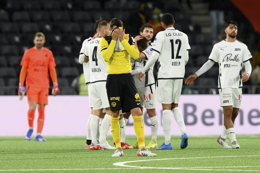 YBs Vincent Sierro reagiert nach der Niederlage (1-2), im Fussball Meisterschaftsspiel der Super League zwischen dem BSC Young Boys und dem Servette FC, im Stadion Wankdorf in Bern, am Samstag, 4. Dez ...