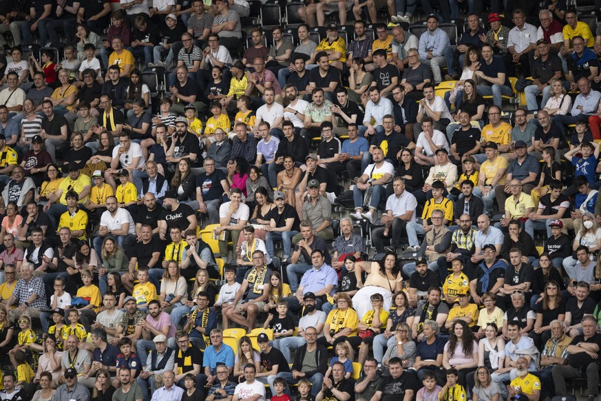 Zuschauer verfolgen das Fussball Meisterschaftsspiel der Challenge League zwischen dem FC Schaffhausen und dem FC Aarau in der wefox Arena, am Samstag, 14. Mai 2022 in Schaffhausen. (KEYSTONE/Ennio Le ...