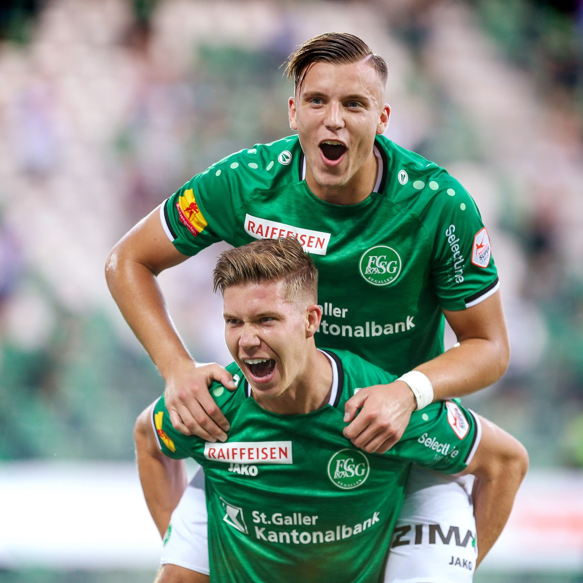 St. Gallens Cedric Itten, unten, freut sich zusammen mit seinem Teamkollegen Ermedin Demirovic, oben, ueber seinen 2. Treffer, aufgenommen beim Fussball Super-League Spiel FC St. Gallen gegen Neuchate ...