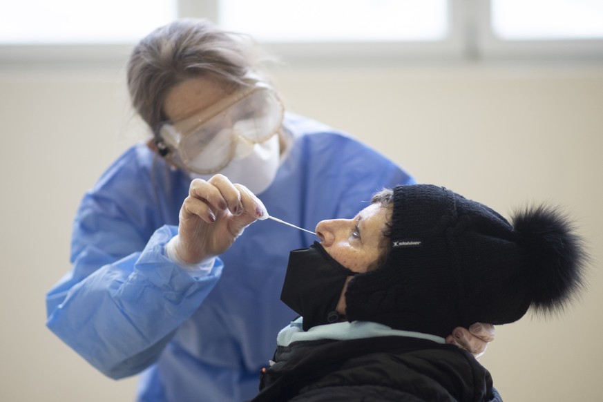 Personal macht einen Schnelltest bei Covid-19 Flaechentests, aufgenommen am Freitag, 11. Dezember 2020, in Zuoz. Der Kanton Graubuenden fuehrt derzeit in drei Regionen freiwillige Flaechentests als Pi ...