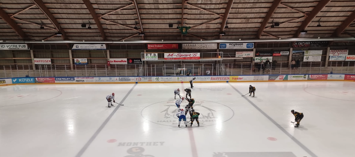 La patinoire du Verney, à Monthey (VS), continuera d'ouvrir fin août, même si la préoccupation écologique existe dans la ville du Chablais valaisan.