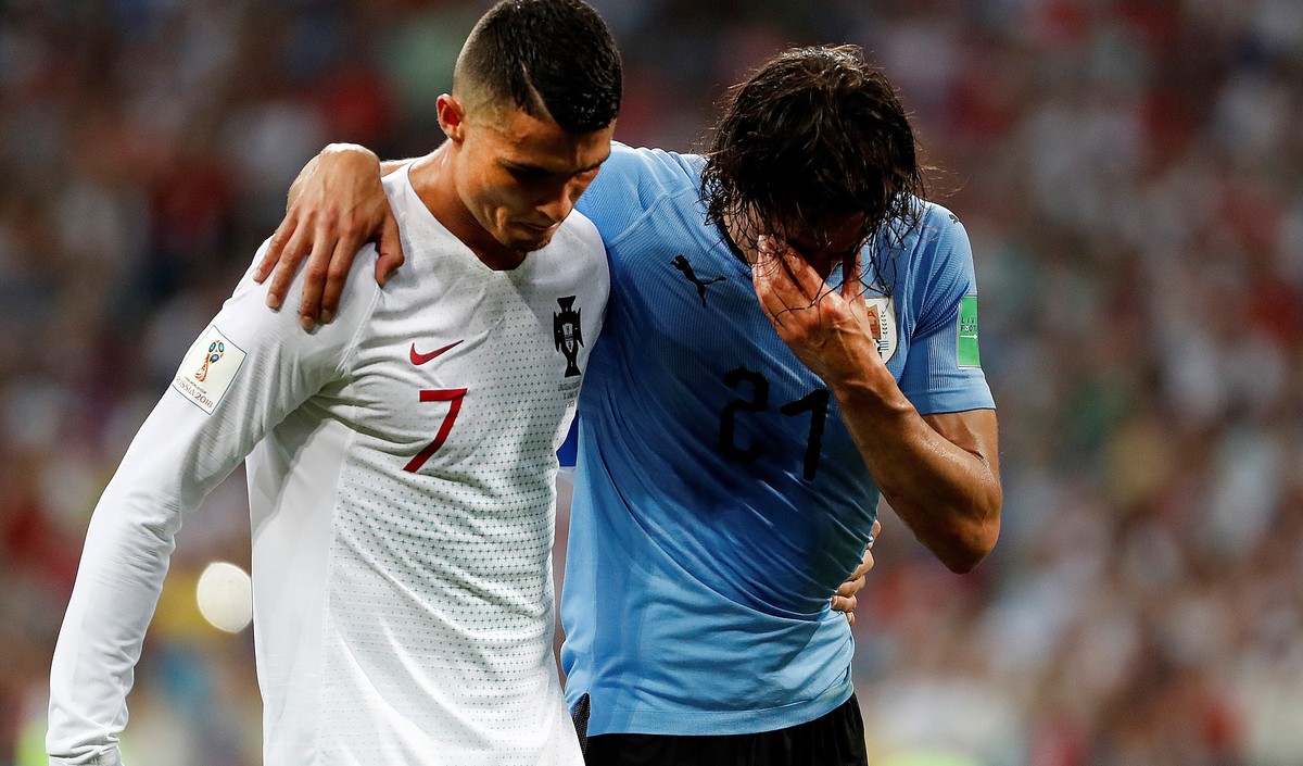 epaselect epa06853381 Portugal's Cristiano Ronaldo (L) helps Uruguay's Edinson Cavani during the FIFA World Cup 2018 round of 16 soccer match between Uruguay and Portugal in Sochi, Russia, 3 ...