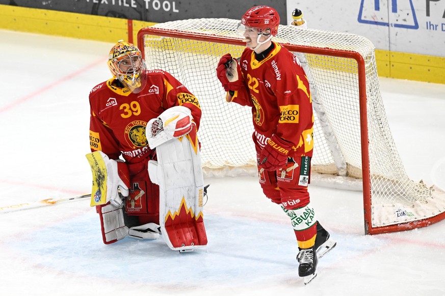 Tigers Goalie Luca Boltshauser, links, und Joel Salzgeber, geschlagen im zweiten Eishockey Playoff Viertelfinalspiel der National League, zwischen den SCL Tigers und dem Lausanne HC, am Samstag 15. Ma ...