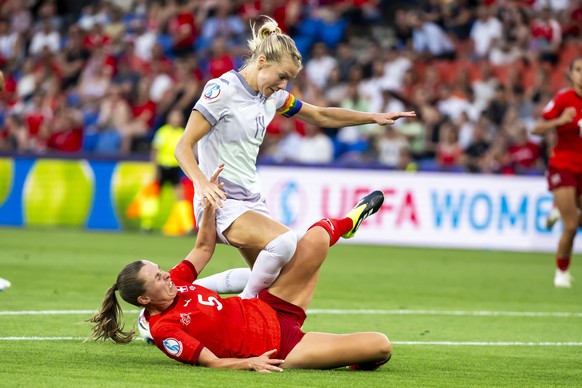 epa12211355 Switzerland&#039;s Noelle Maritz (L) fights for the ball with Norway&#039;s Ada Hegerberg (R) during the UEFA Women&#039;s EURO 2025 Group A soccer match between Switzerland and Norway at  ...