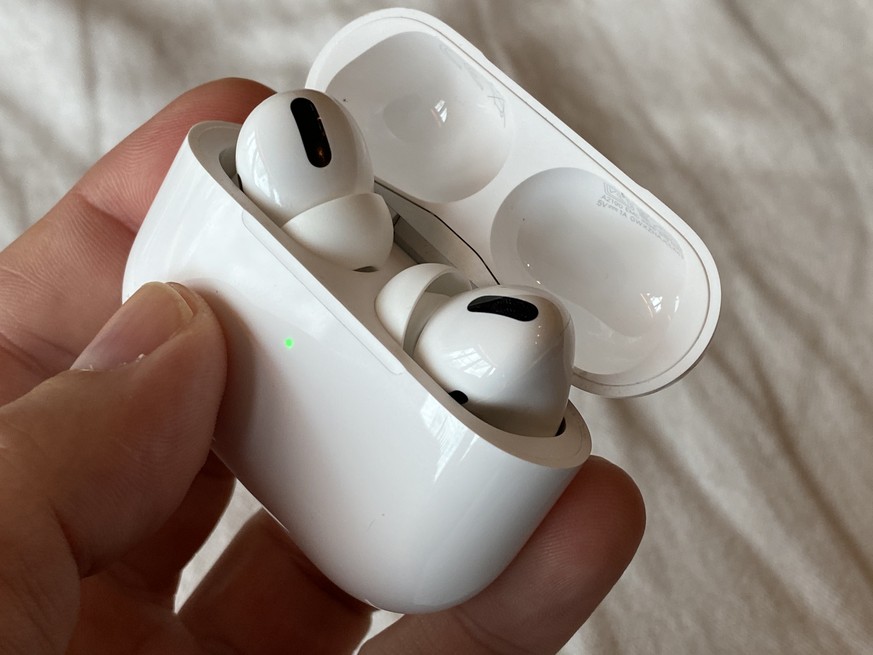 Da stecken sie zum Aufladen drin, die neuen Ohrstöpsel, «Designed by Apple».