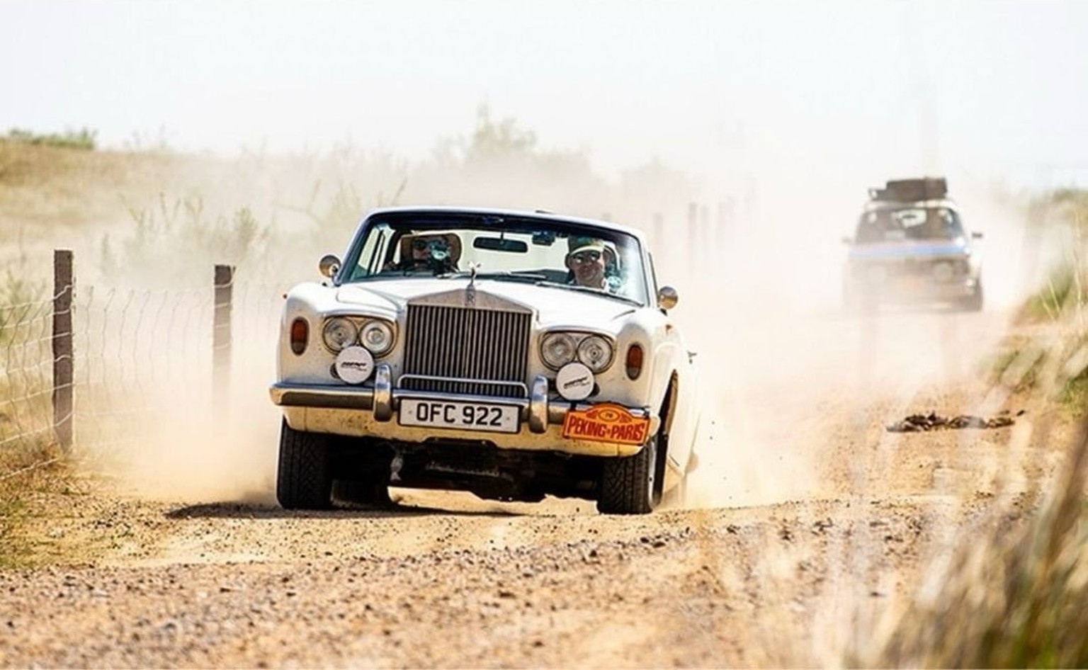 Im 1968er Rolls-Royce Cabrio von Beijing nach Paris 
Nigel Keen am 2024 Peking to Paris Rally. 
https://www.hero-era.com/rallies/2024/05/peking-to-paris-2024 
@Will_Broadhead_Photo
@BluePassion_Photo