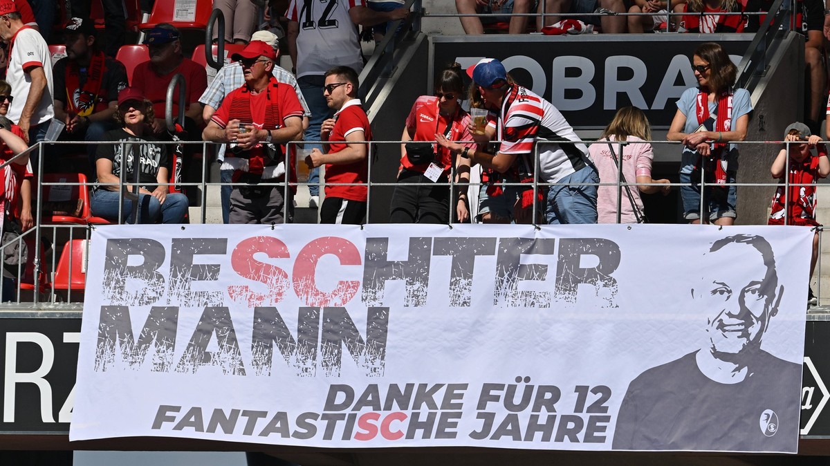 11.05.2024, xsltx, Fussball 1.Bundesliga, SC Freiburg - 1.FC Heidenheim emspor, v.l. Abschied Verabschiedung von Trainer Coach Christian Streich SC Freiburg DFL/DFB REGULATIONS PROHIBIT ANY USE OF PHO ...