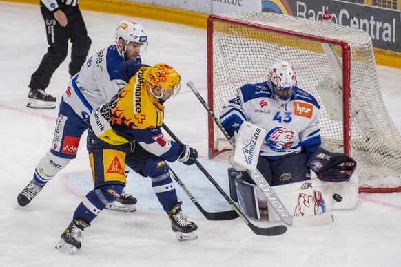 Jan Kover, mitte, von Zug im Spiel gegen Torhueter Jakub Kovar, rechts, vom ZSC beim Eishockey Playoff-Finalspiel, Spiel 5, der National League zwischen dem EV Zug und den ZSC Lions am Mittwoch, 27. A ...