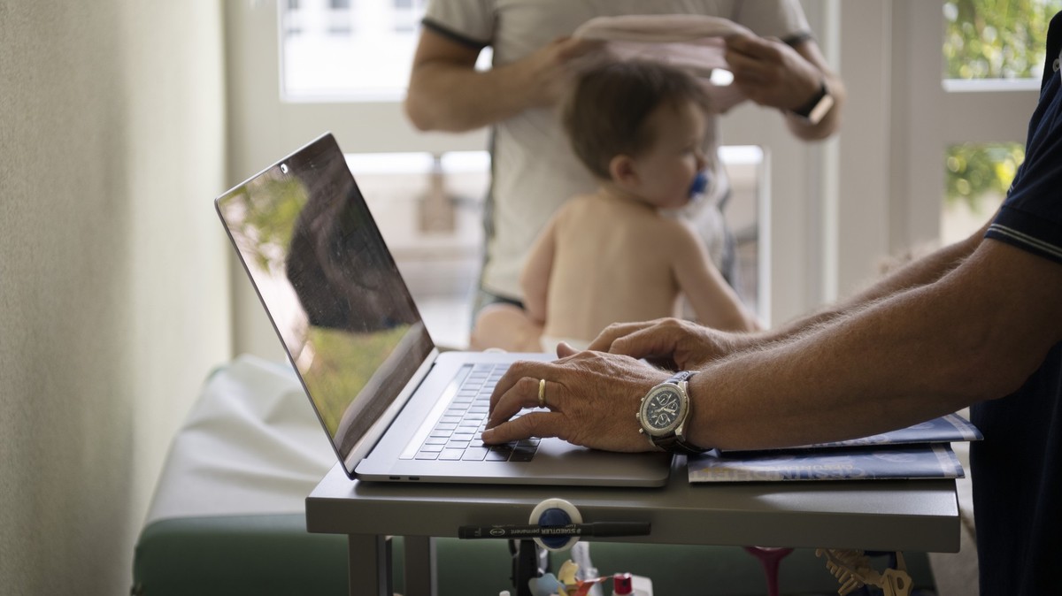 A pediatrician at the Lindenpark Children's Medical Centre uses a laptop to record the results of an examination of an infant in an electronic patient record, photographed on 26 July 2019 in Baar ...