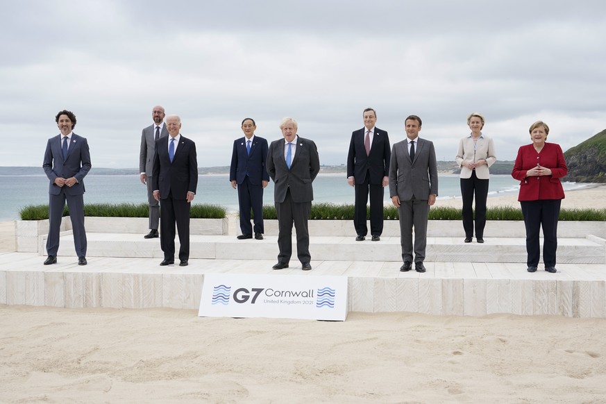 Die Staats- und Regierungschefs der G7 posieren für ein Gruppenfoto mit Blick auf den Strand im Carbis Bay Hotel im südwestenglischen Cornwall.