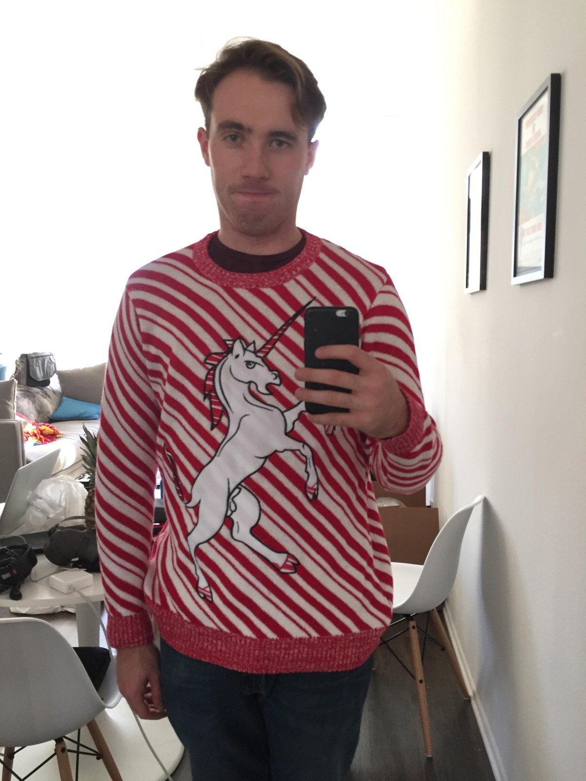 Hässlicher Pullover mit Einhorn-Design