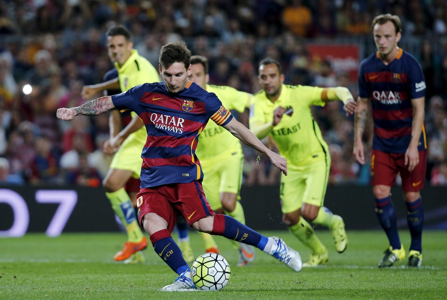Er ist also doch nur ein Mensch: Messi vergibt einen Elfmeter.&nbsp;<br data-editable="remove">