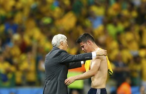 José Pekerman tröstet James Rodriguez nach dem WM-Viertelfinal-Out.