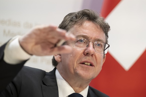 Bundesrat Albert Roesti, spricht an einer Medienkonferenz ueber die Eidgenoessische Volksinitiative &quot;200 Franken sind genug! (SRG-Initiative)&quot; und die Teilrevision der Radio- und Fernsehvero ...