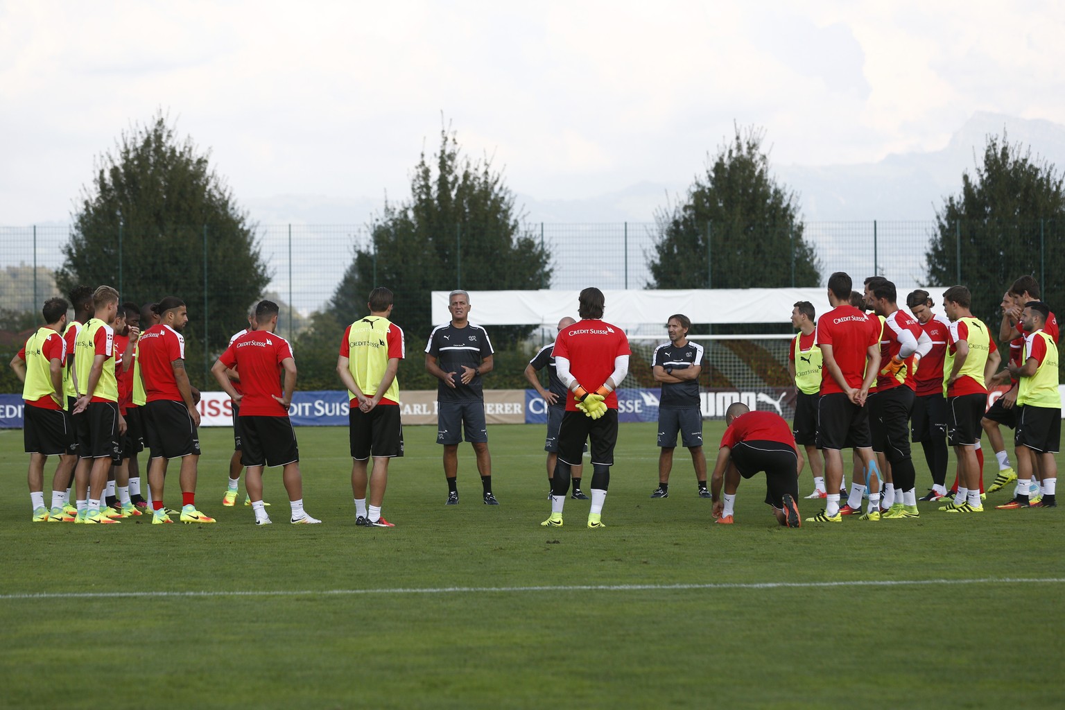 01.09.2016; Rapperswil; Fussball WM Quali - Training Schweiz; Trainer Vladimir Petkovic (SUI) und das Team (Marc Schumacher/freshfocus)