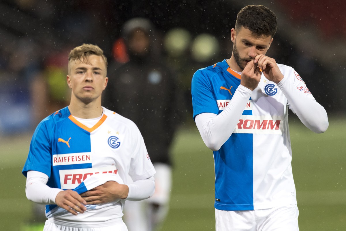 Le milieu zuerichois Petar Pusic, gauche, et l'attaquant zuerichois Marco Djuricin, droite, montrent leur deception a la fin de la rencontre de football de Super League entre Neuchatel Xamax FCS  ...