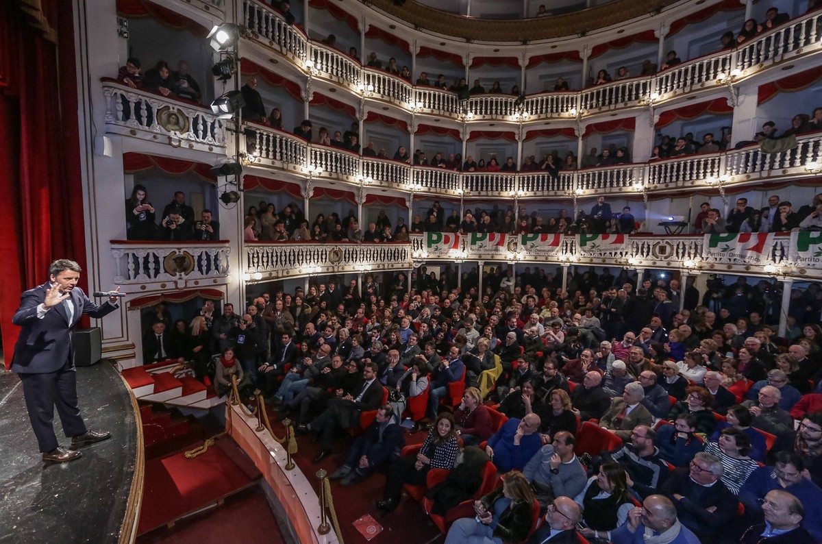 Naples, Matteo Renzi on the stage of the Teatro Sannazaro speaks to his constituents in the audience. 17/02/2018, Naples, Italy PUBLICATIONxINxGERxSUIxAUTxONLY Copyright: xRobertaxBasilex/xIPAx/xKontr ...