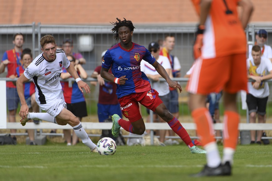 Basels Kaly Sene, rechts, und Schoenenwerd-Niedergoesgens Jennys Huegy, links, kaempfen um dem Ball, in der 1. Runde des Fussball Schweizer Cup zwischen dem FC Schoenenwerd-Niedergoesgen und FC Basel  ...